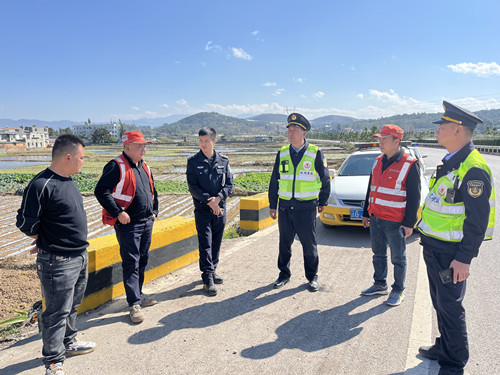 联合对交安设施进行排查._副本.jpg