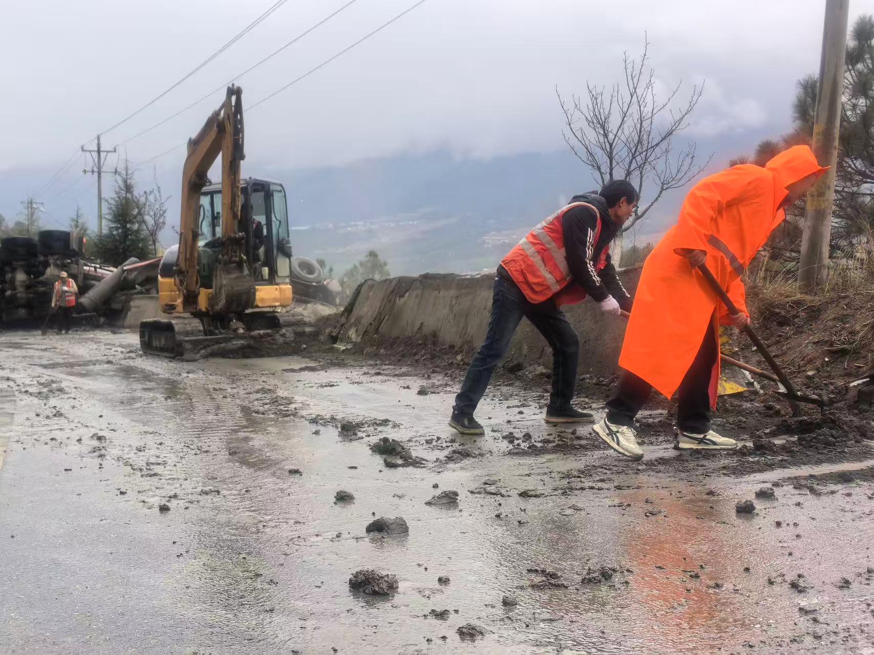 图 人工清污除隐患.jpg 图 人工清污除隐患.jpg