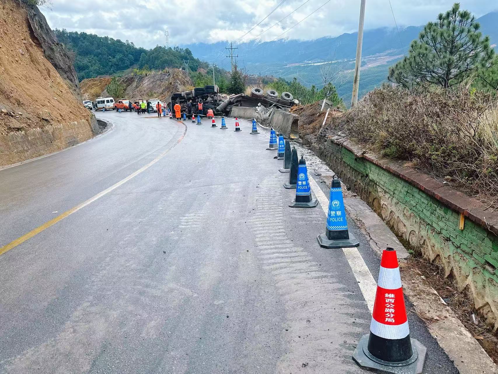 图 设置警戒疏导交通.jpg 图 设置警戒疏导交通.jpg