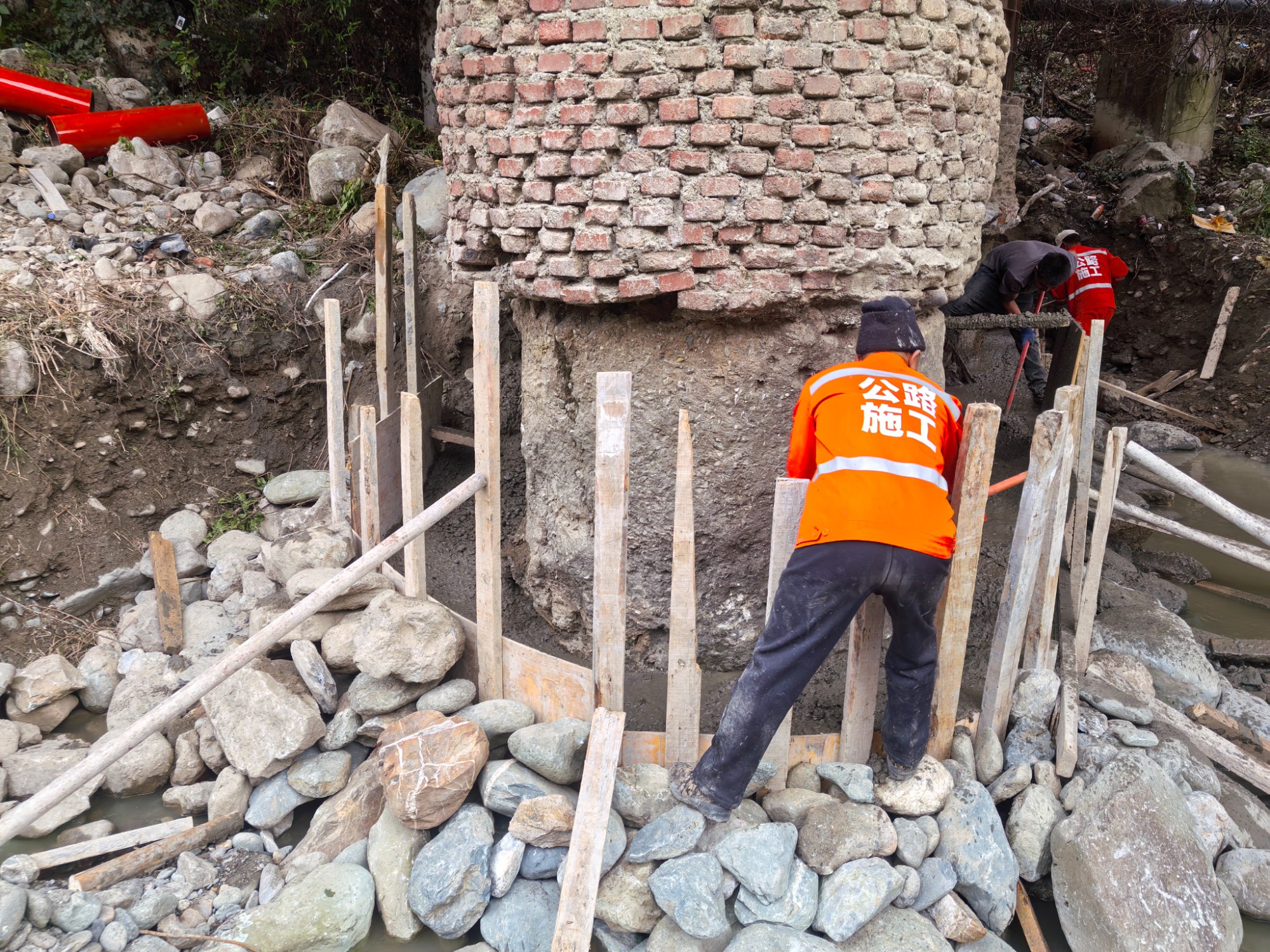 对桥梁桩基进行精准加固.jpg 对桥梁桩基进行精准加固.jpg