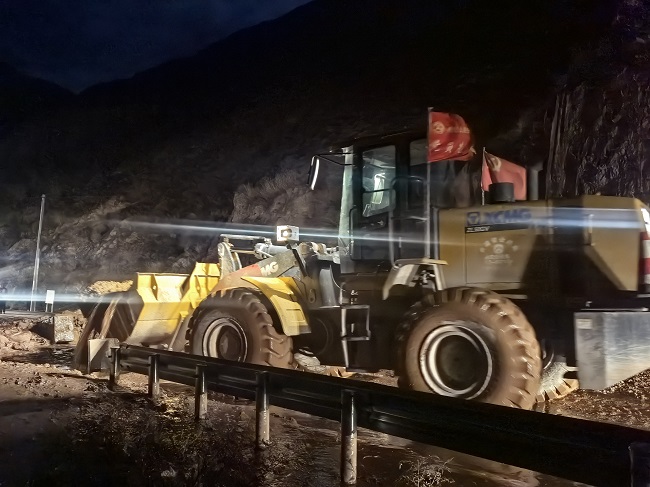 夜间泥石流抢通.jpg 夜间泥石流抢通.jpg