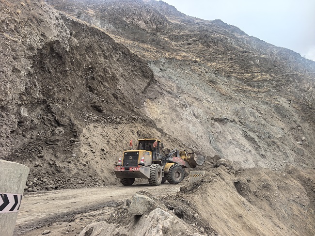 坍方清理2.jpg 坍方清理2.jpg