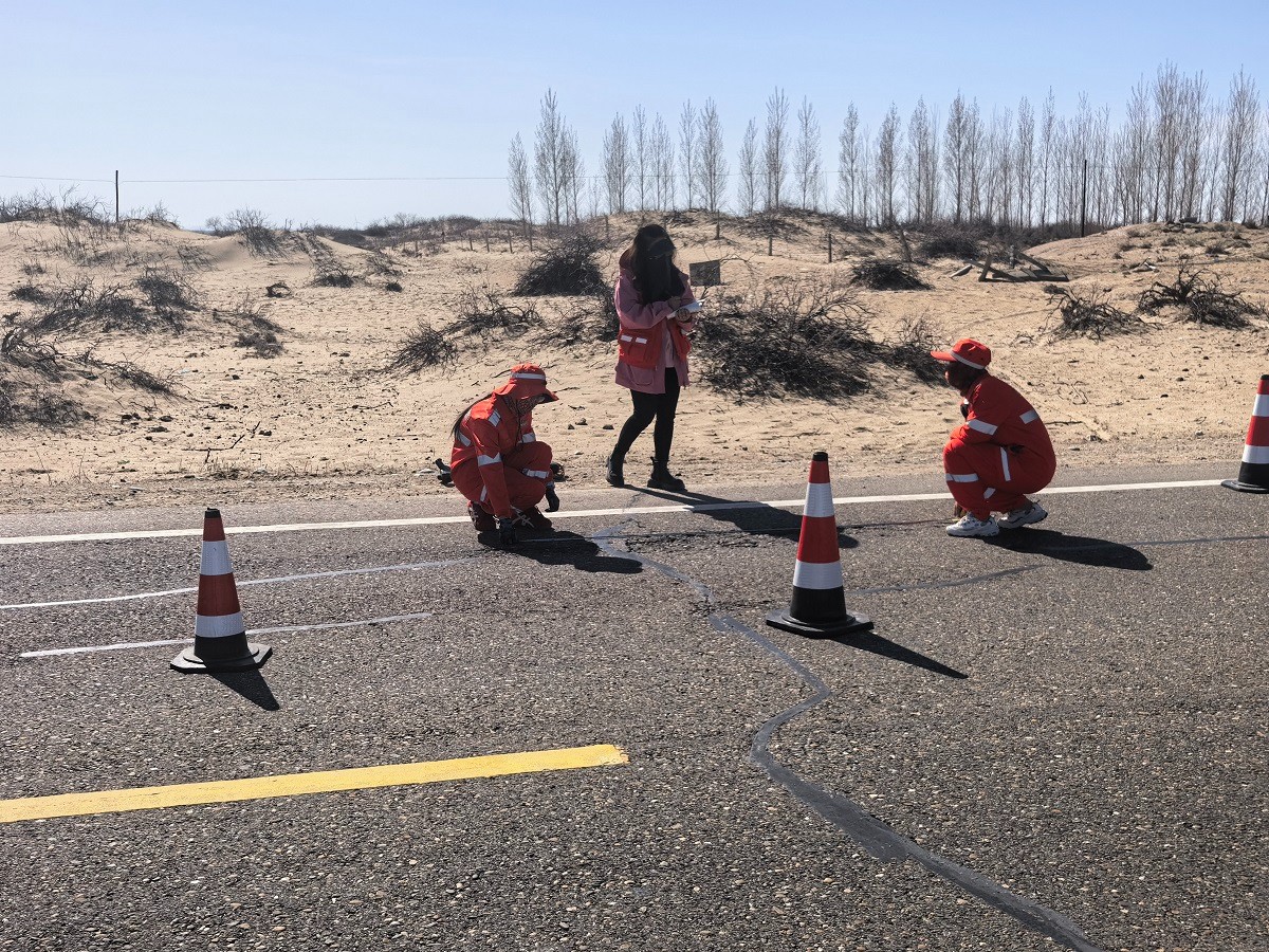 对养护路面进行检查 图:沈军.jpg 对养护路面进行检查 图:沈军.jpg