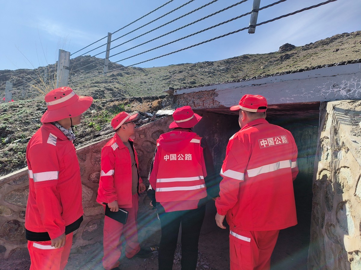 对桥涵进行检查 图:李圆.jpg 对桥涵进行检查 图:李圆.jpg