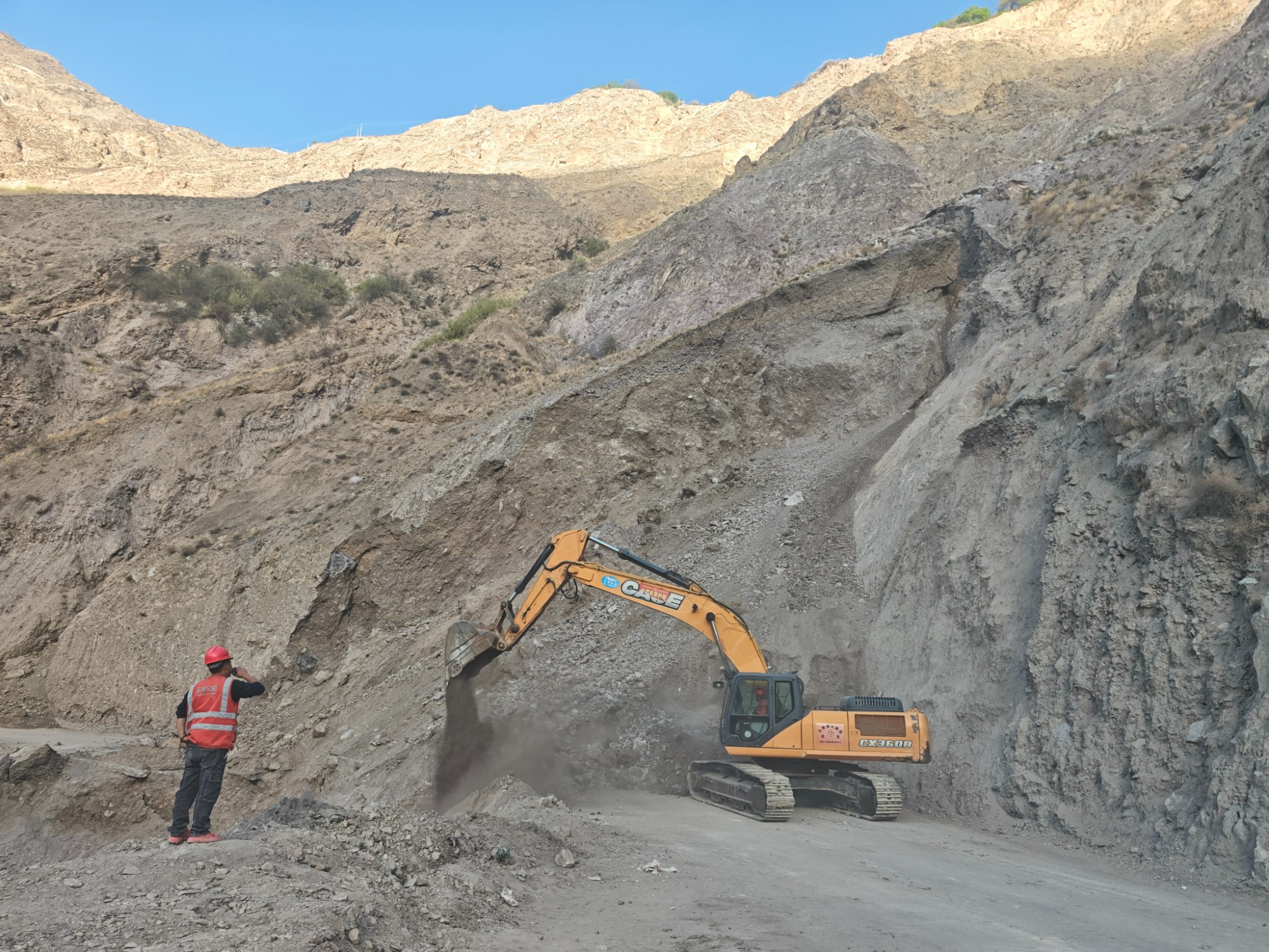 挖掘机清理.jpg 挖掘机清理.jpg