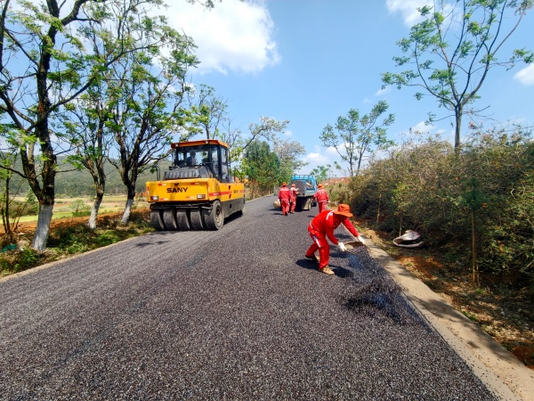 弥勒公路分局养护人员认真补撒整平边缘与接缝处_副本.jpg
