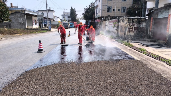 2.洒铺热沥青并摊刮_副本.jpg