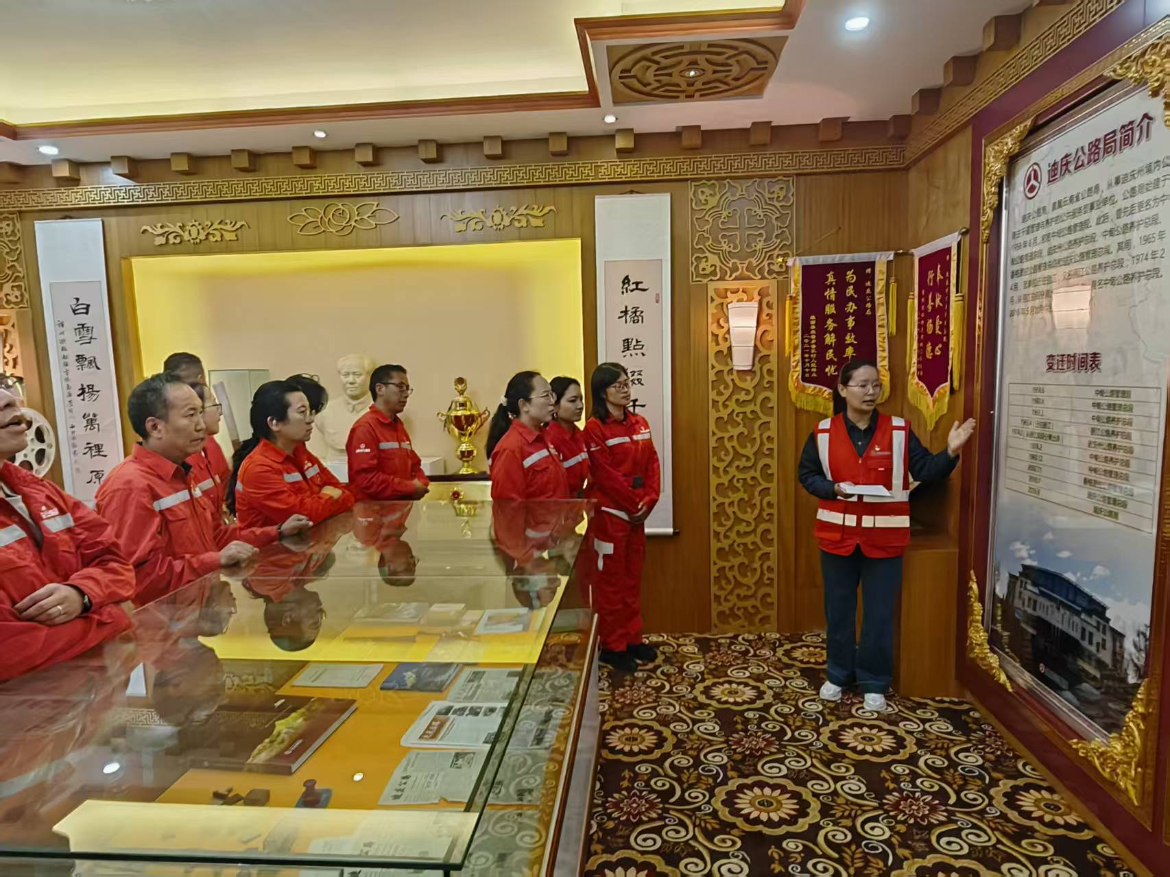 中心参观展览 (2).jpg