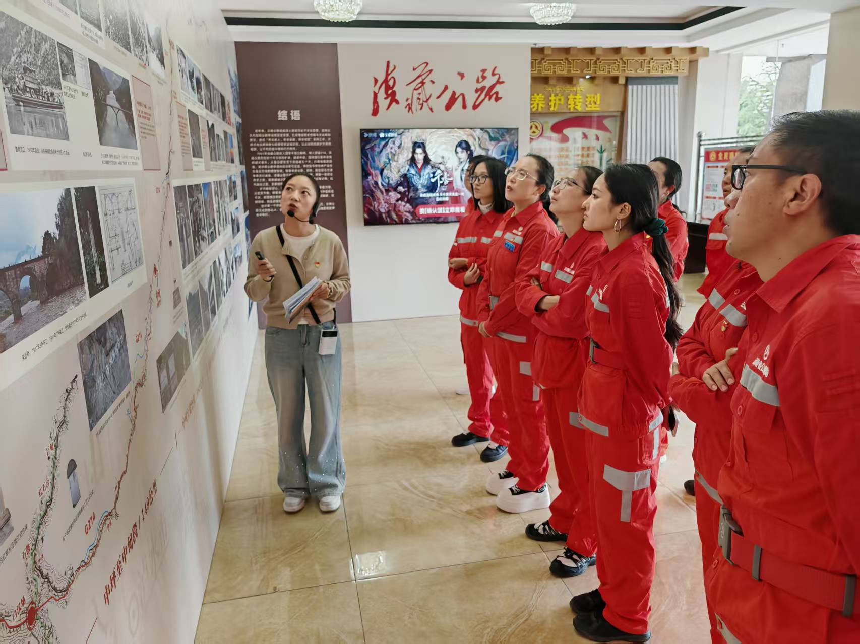 中心参观展览.jpg