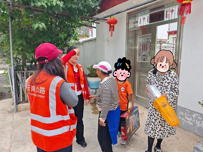 详细询问孩子们的暑期学习计划、日常生活状态和身心健康情况，细致摸排家庭实际困难.jpg