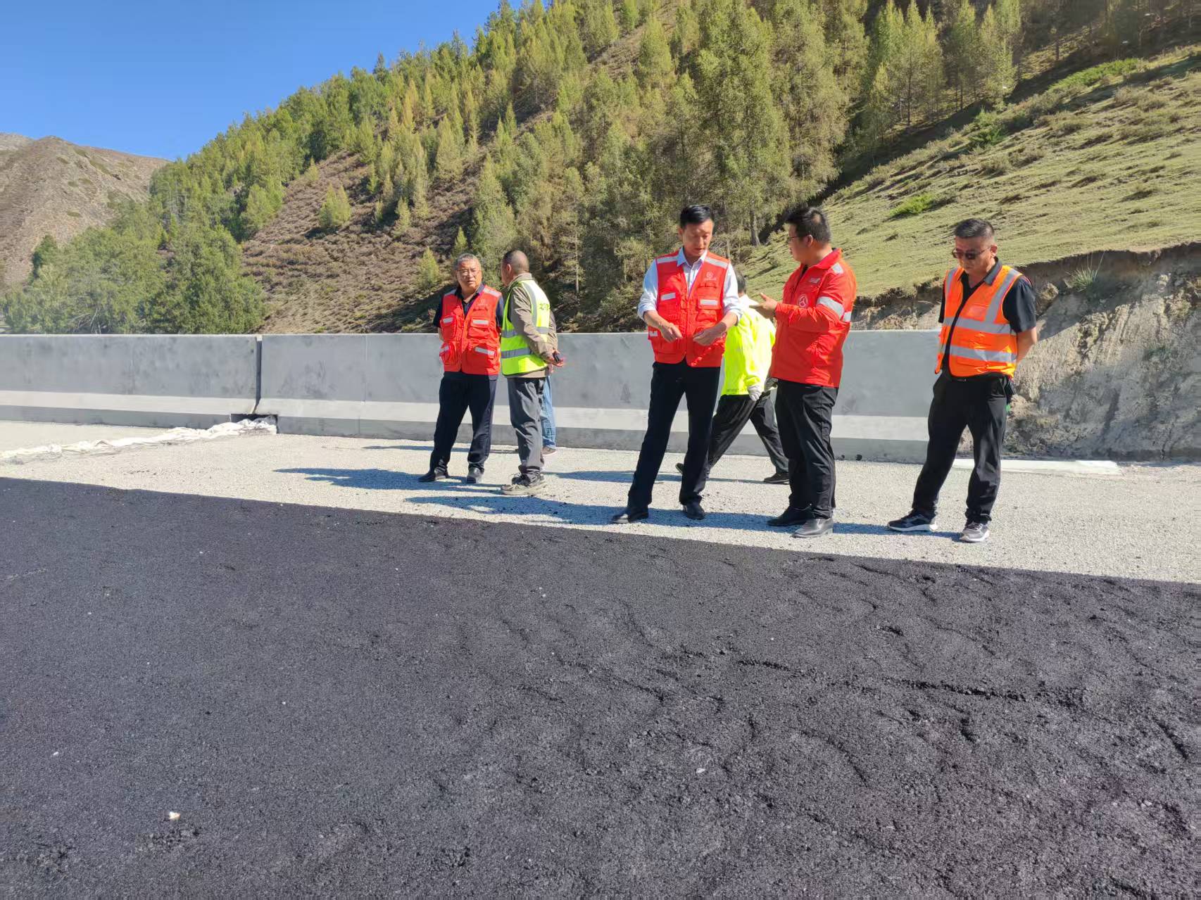 阿勒泰公路事业发展中心党委实地督导工程进度.jpg