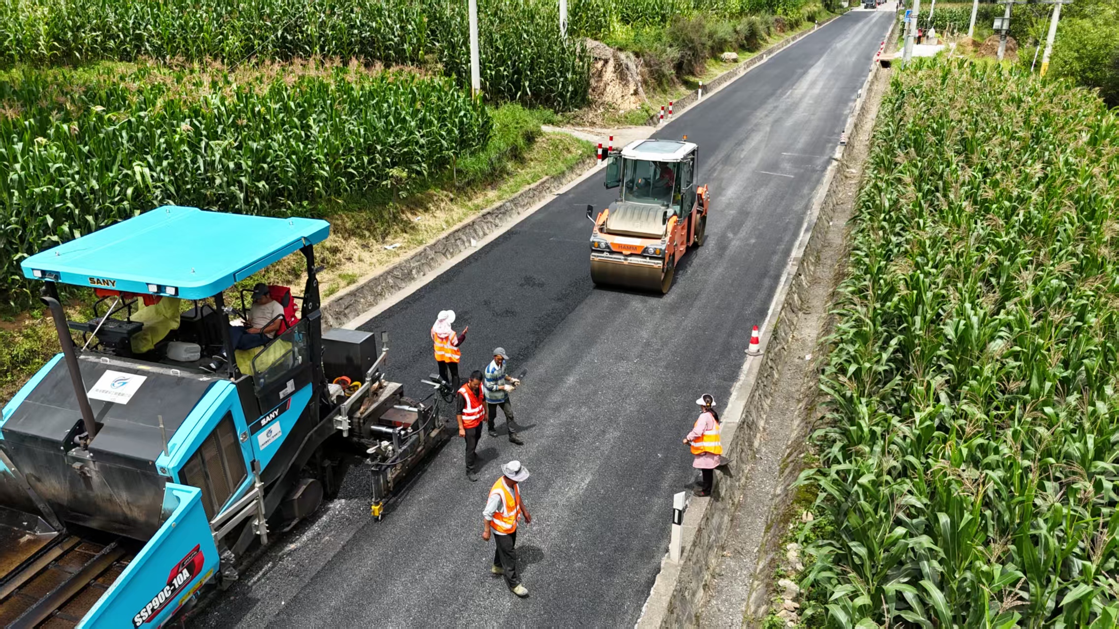 沥青路面摊铺.jpg 沥青路面摊铺.jpg