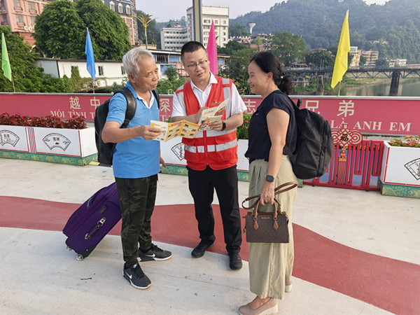 为过往游客讲解景点线路咨询_副本.jpg 为过往游客讲解景点线路咨询_副本.jpg