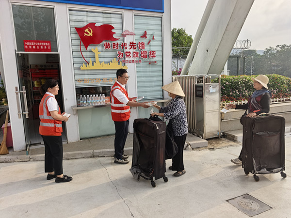 为过往游客提供矿泉水_副本.jpg 为过往游客提供矿泉水_副本.jpg