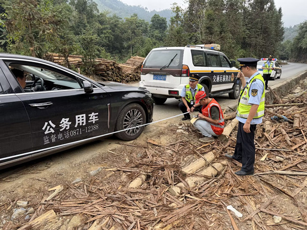 “公路养护+交通执法”联建联动_副本.jpg “公路养护+交通执法”联建联动_副本.jpg