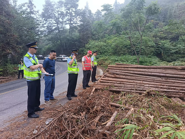 “公路养护+交通执法”联建联动1_副本.jpg “公路养护+交通执法”联建联动1_副本.jpg